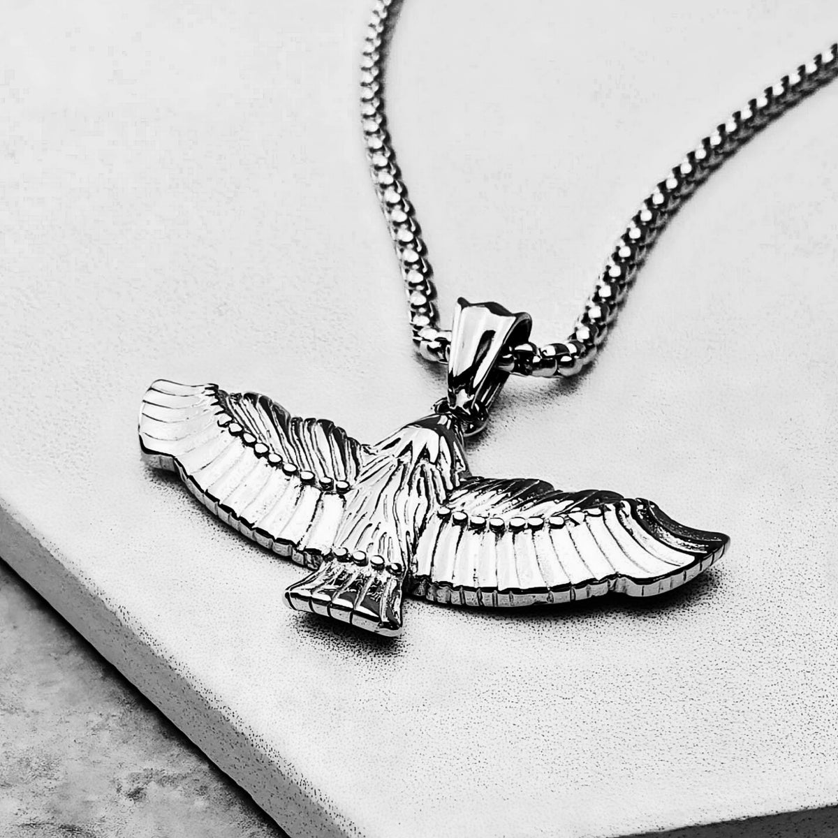 Collana tribale con aquila in volo