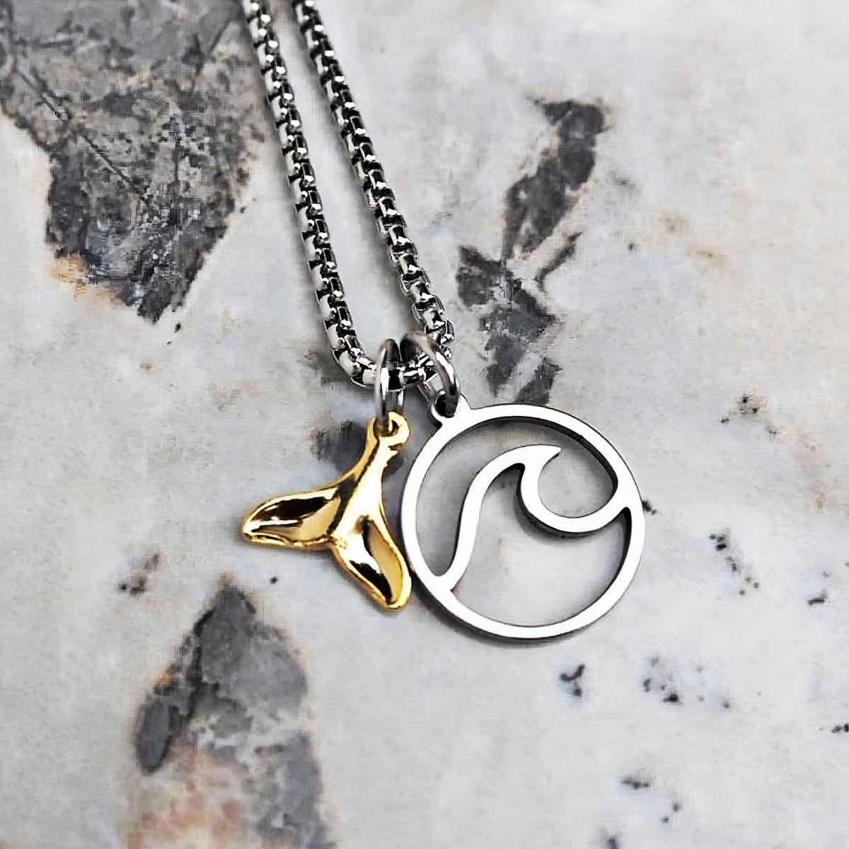 Collar de cola de ballena con moneda de ola mini