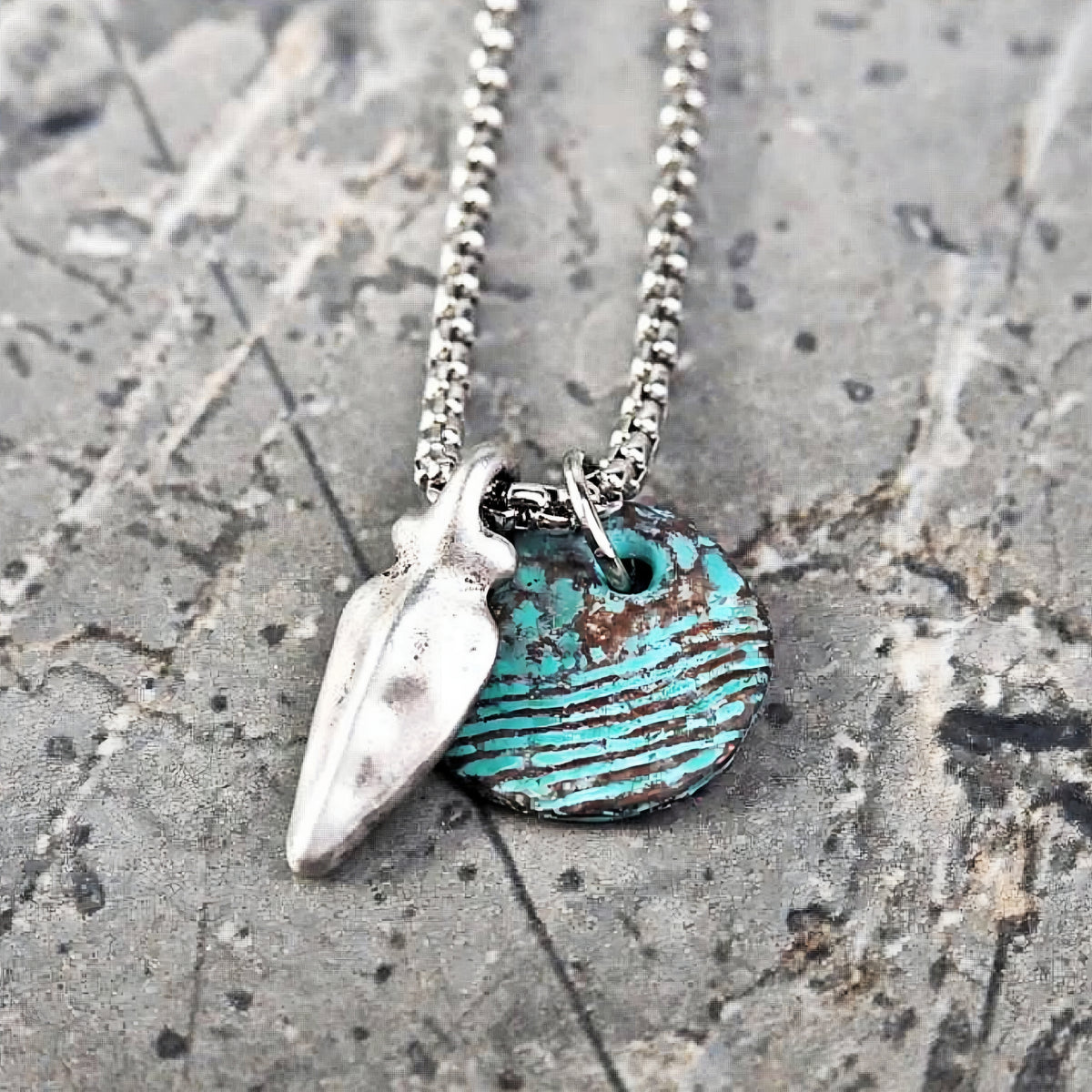 Collar de moneda de Mykonos y punta de flecha