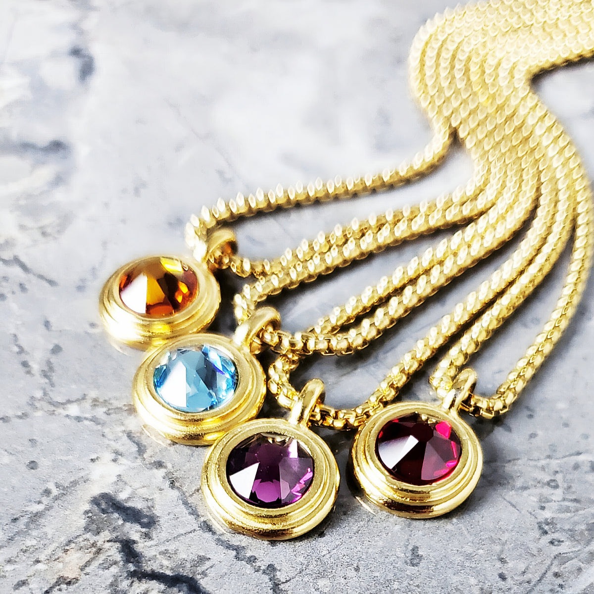 Collana con ciondolo a moneta dorata e acquamarina