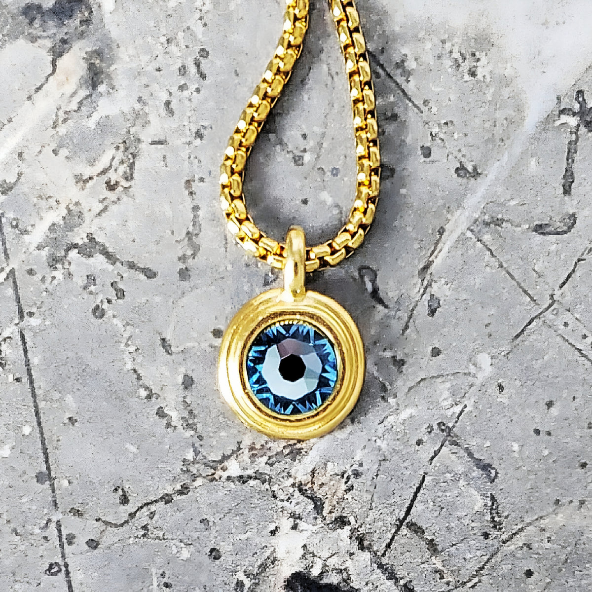 Collana con ciondolo a moneta dorata e acquamarina