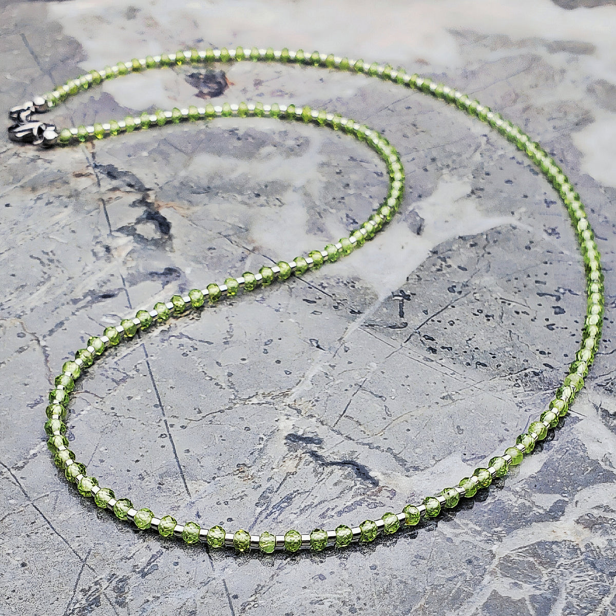 Collar de peridoto facetado