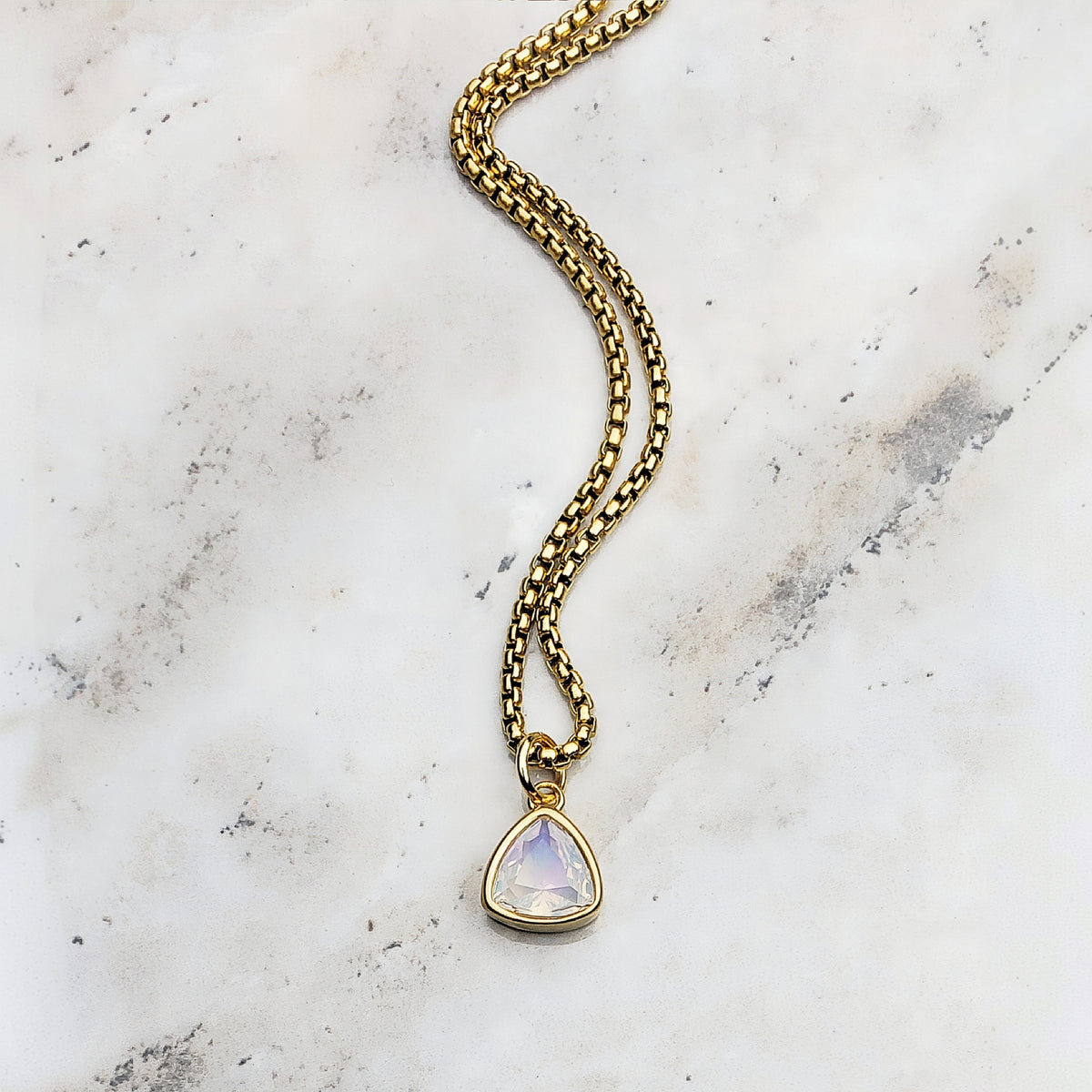 Collana con mini pietra di luna e oro