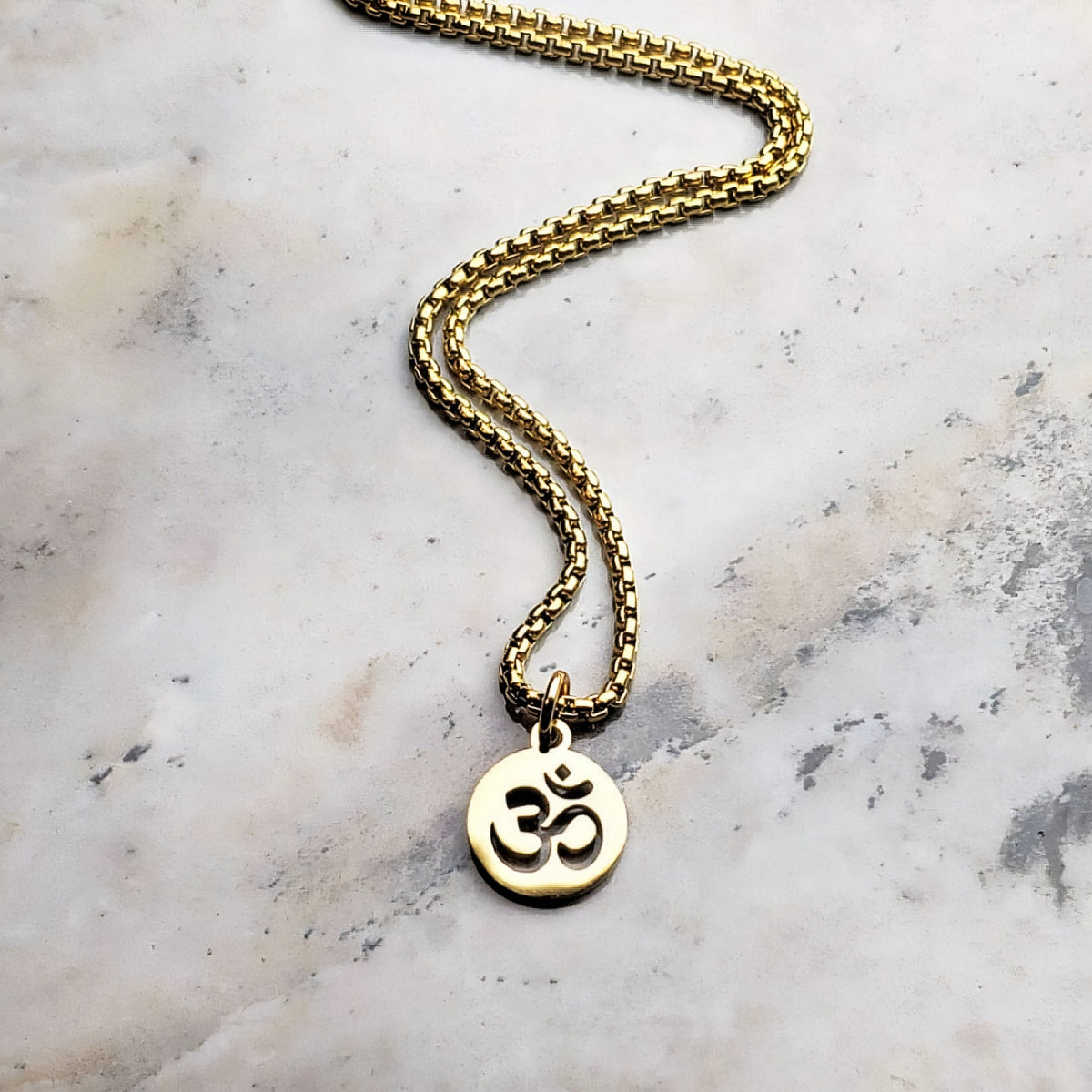 Collana con moneta Om in oro