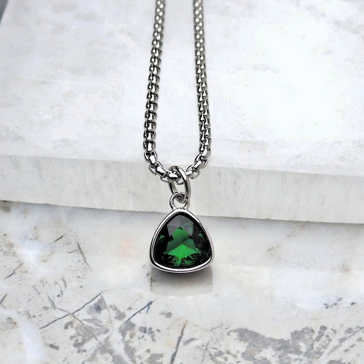 Collana con mini smeraldo e argento
