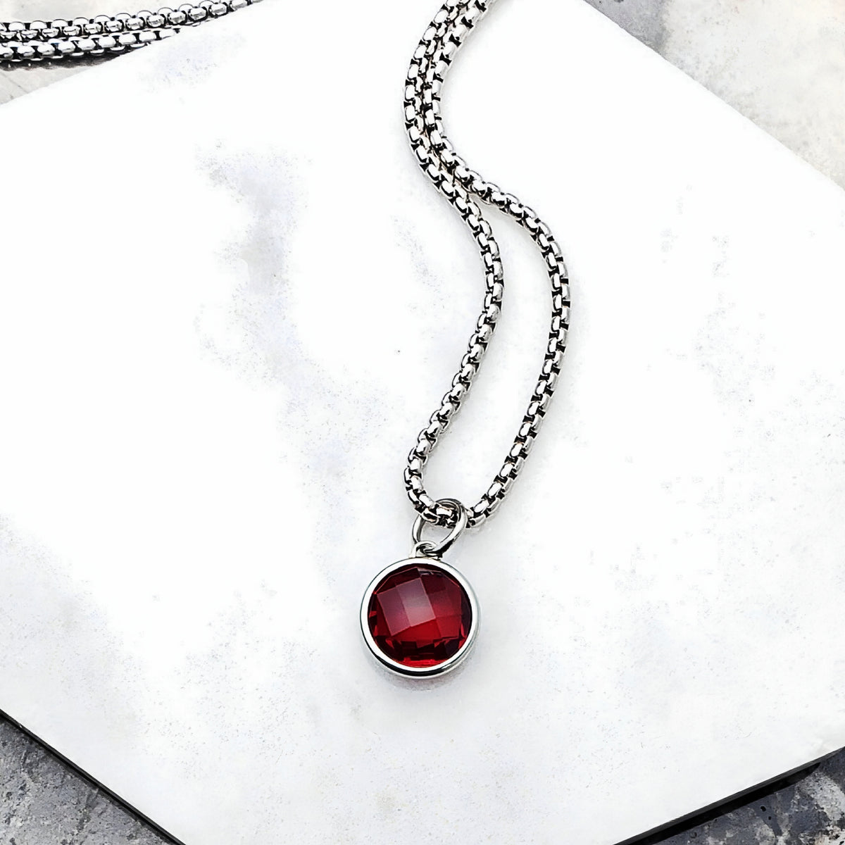 Collana con moneta di granato e argento