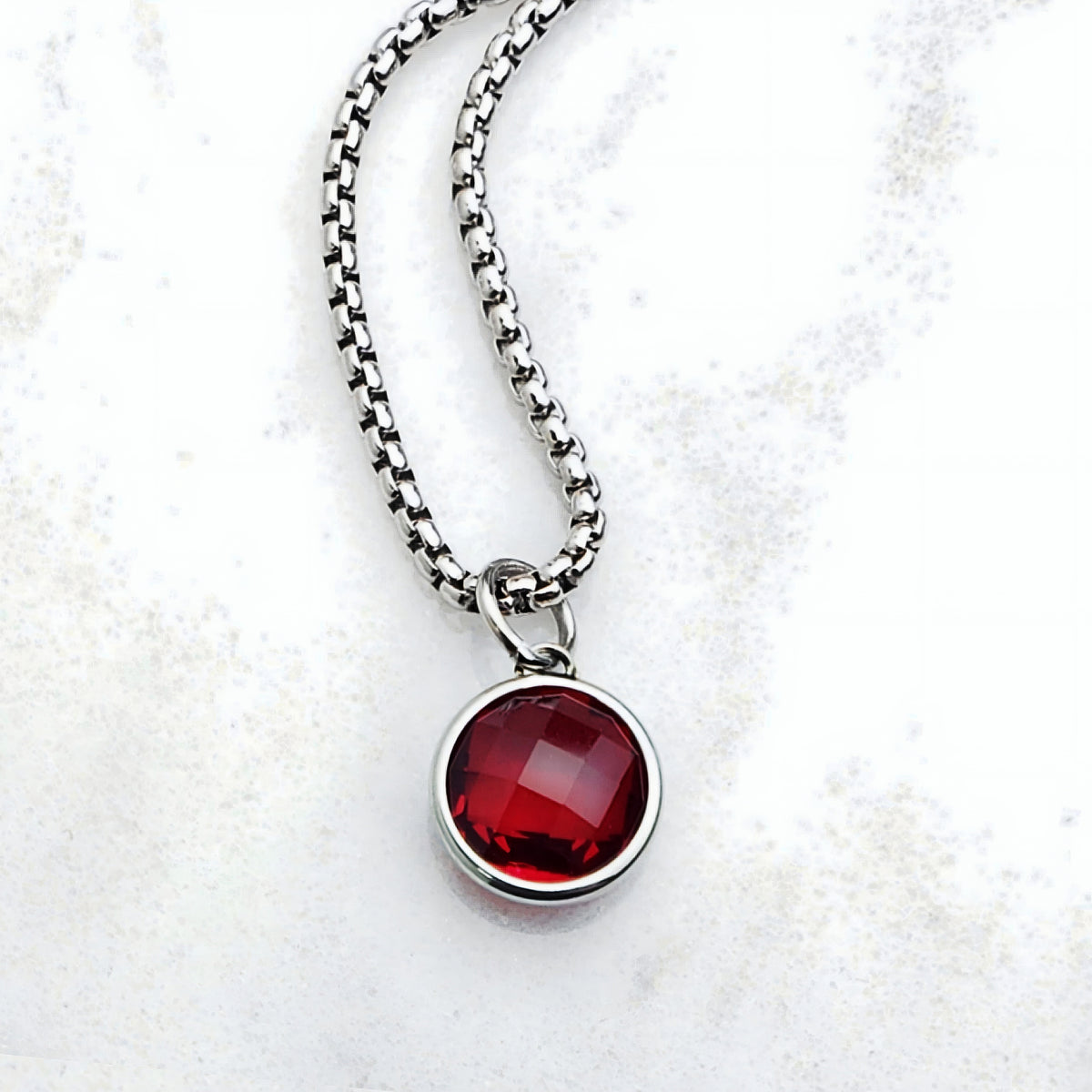 Collana con moneta di granato e argento