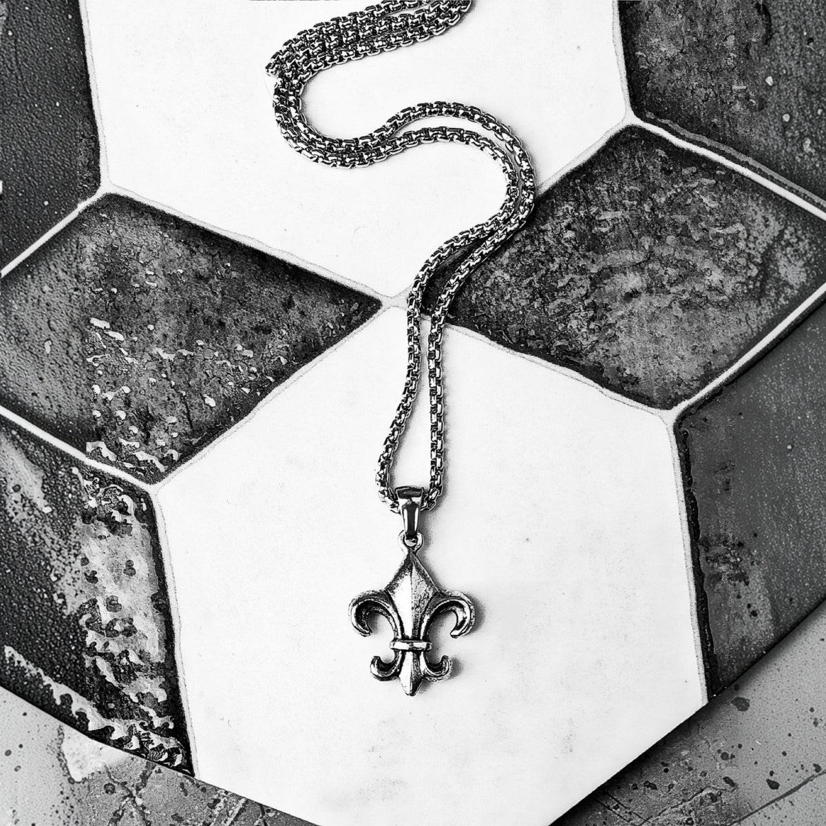 Collana con giglio araldico in argento