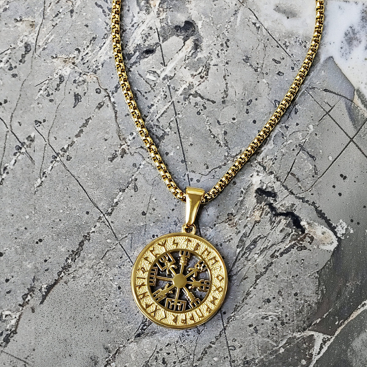 Collana con bussola Vegvisir in oro