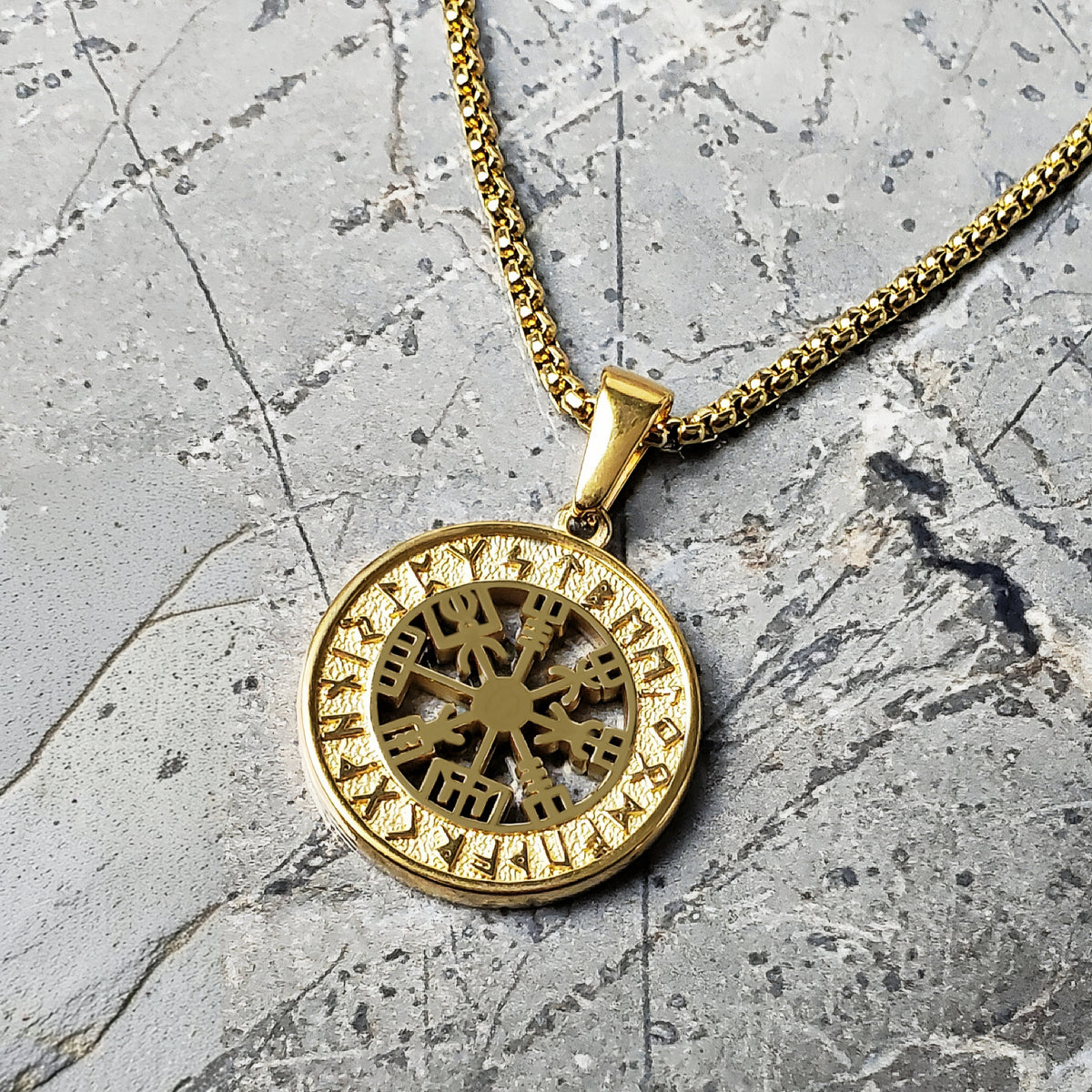 Collana con bussola Vegvisir in oro