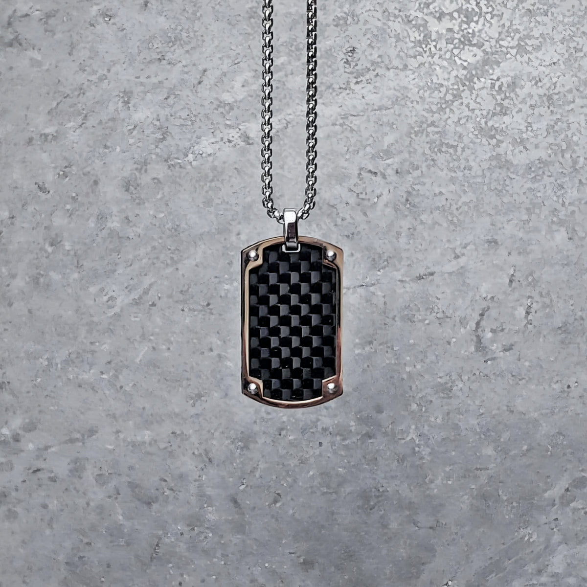 Collana con targhetta militare in fibra di carbonio