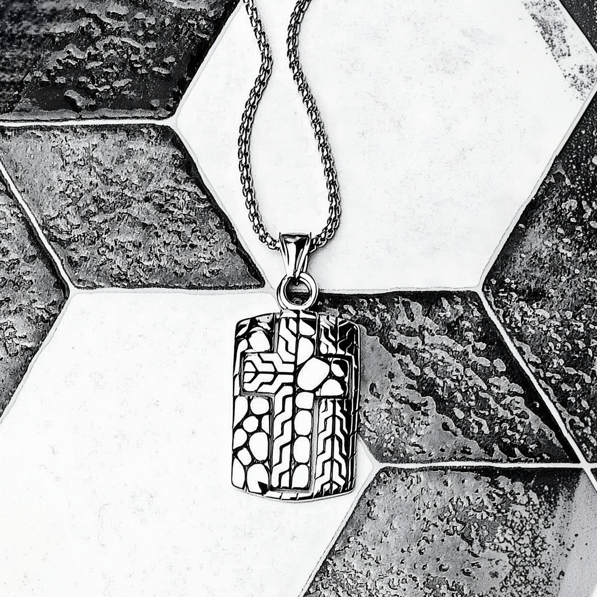 Collana con croce chevron e pietra