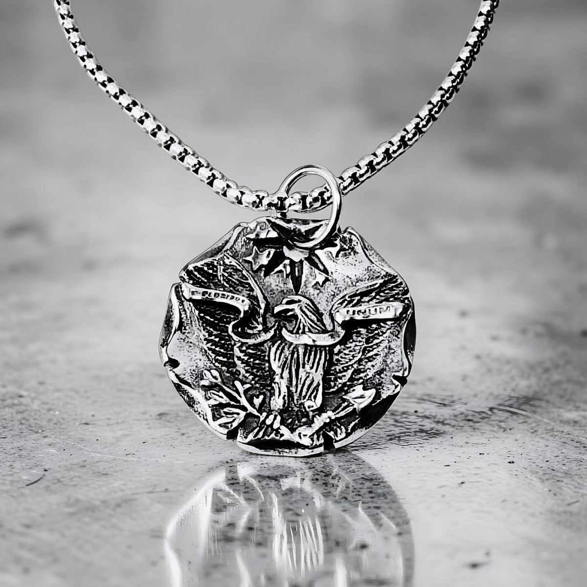 Collana con moneta dell’aquila dall’aspetto rustico