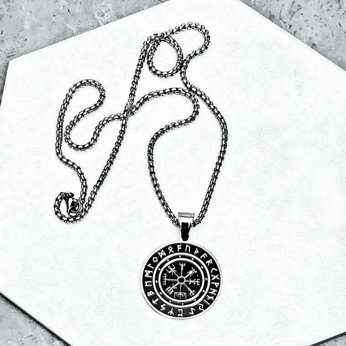 Collana con bussola Vegvisir nera in argento