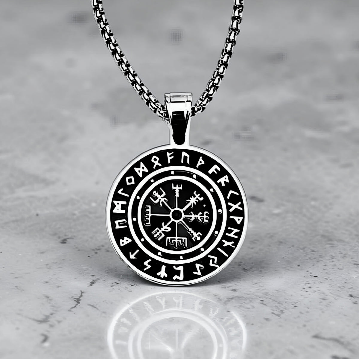 Collana con bussola Vegvisir nera in argento