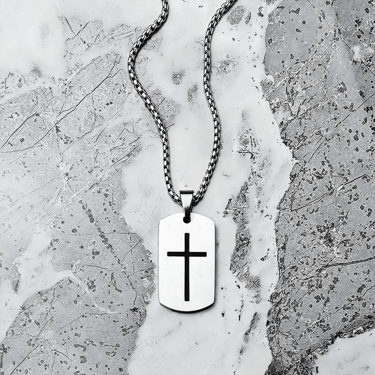 Collana con piastrina e croce