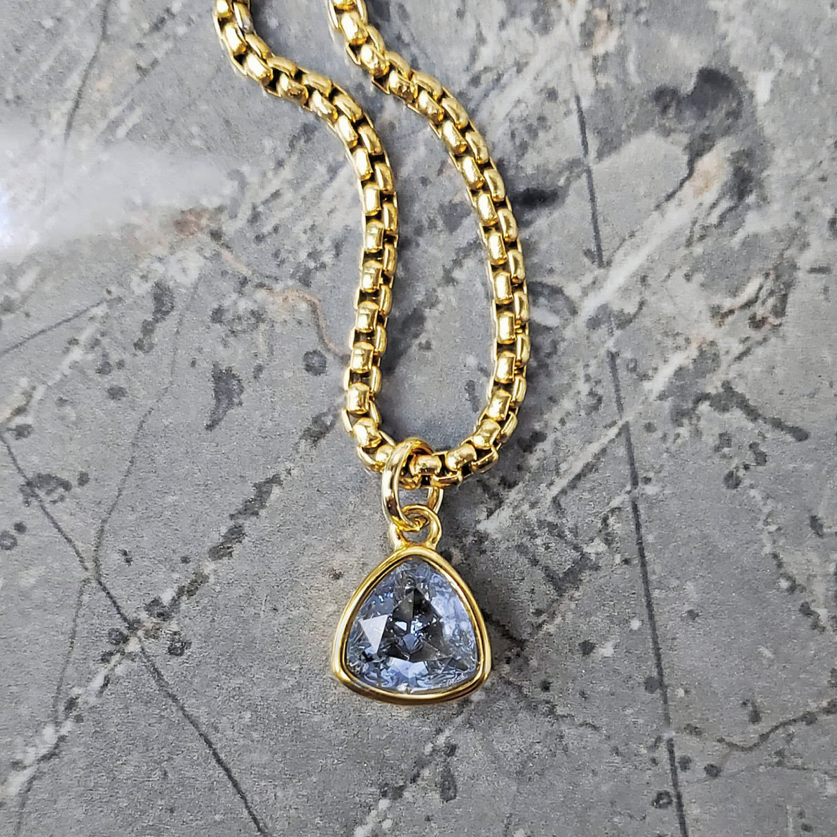 Goldkette mit kleinem Aquamarin