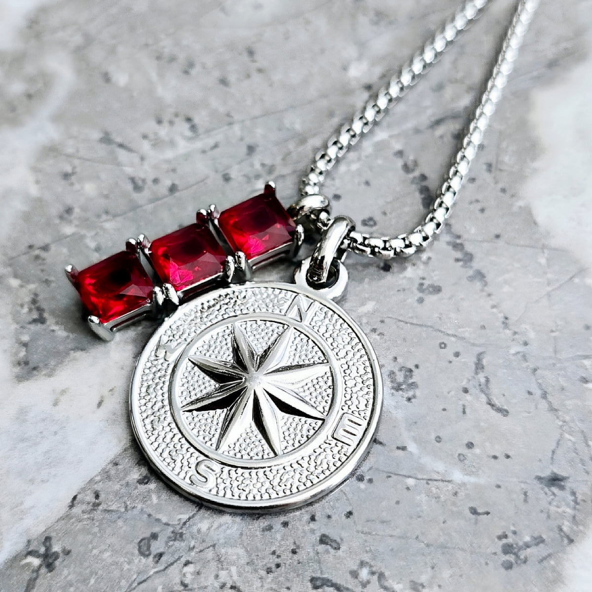 Collana con granato e bussola