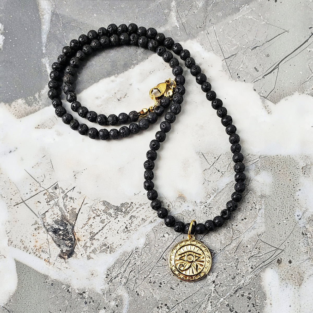 Collana a catena con pietre di lava nera