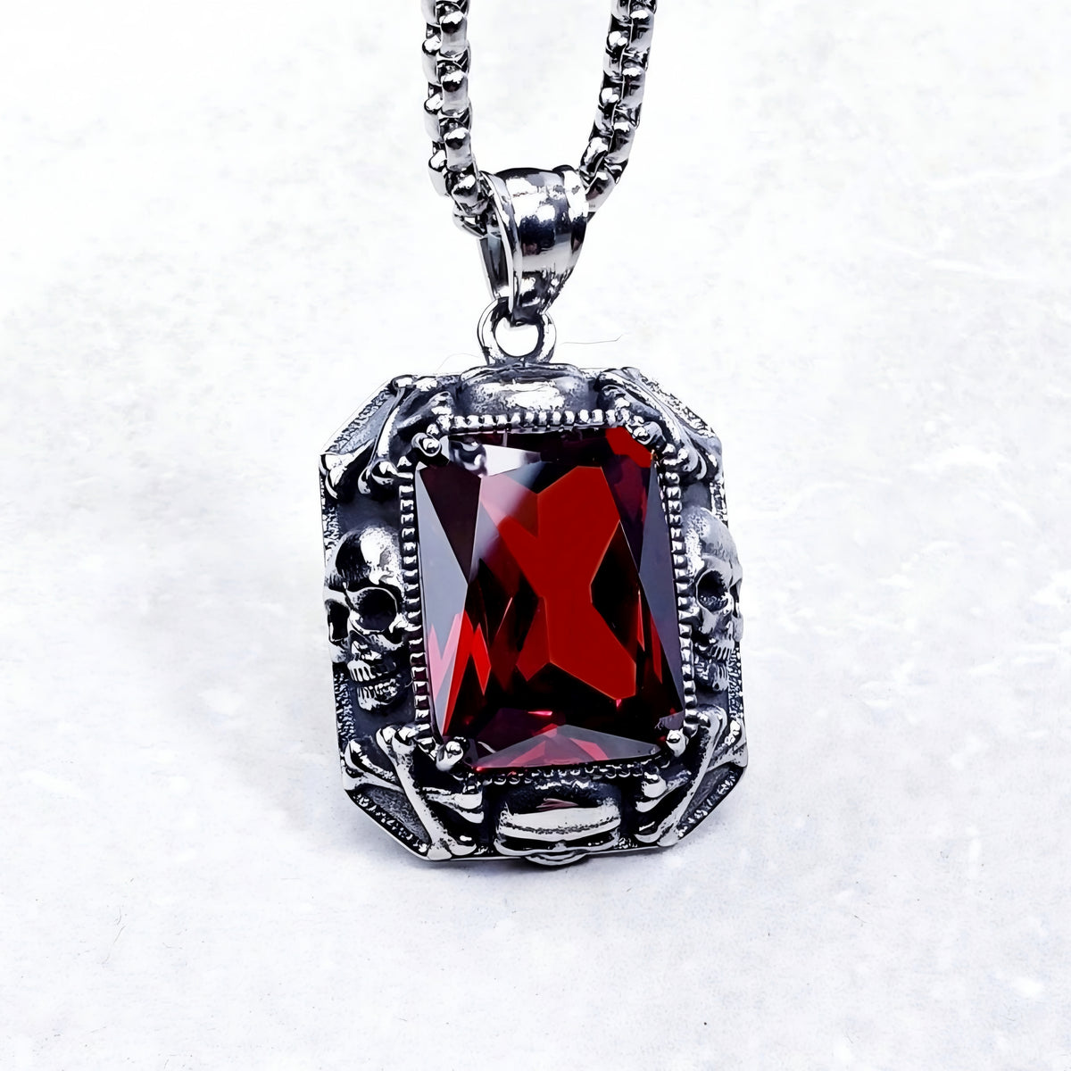 Collana con teschio e granato