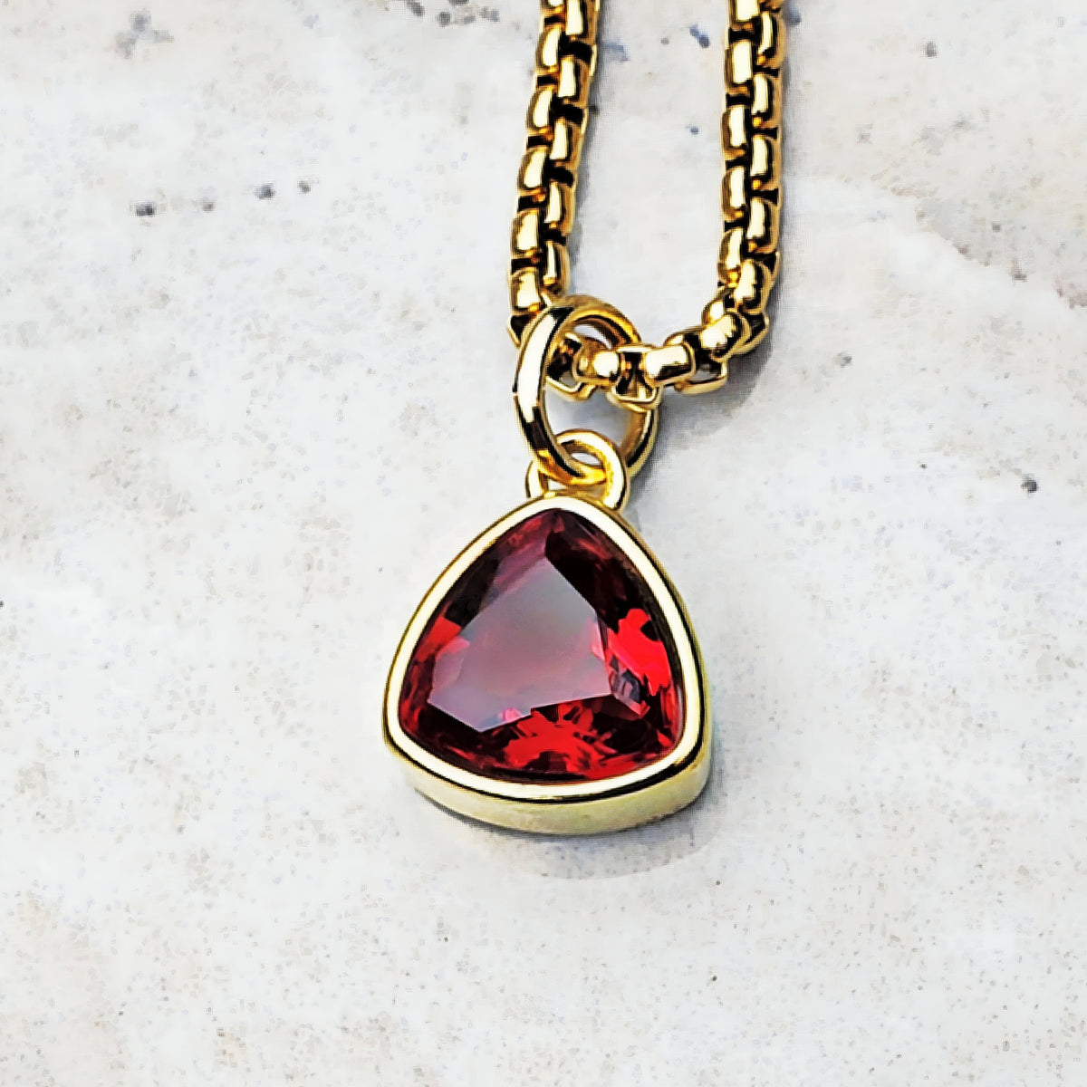 Collana con mini rubino e oro