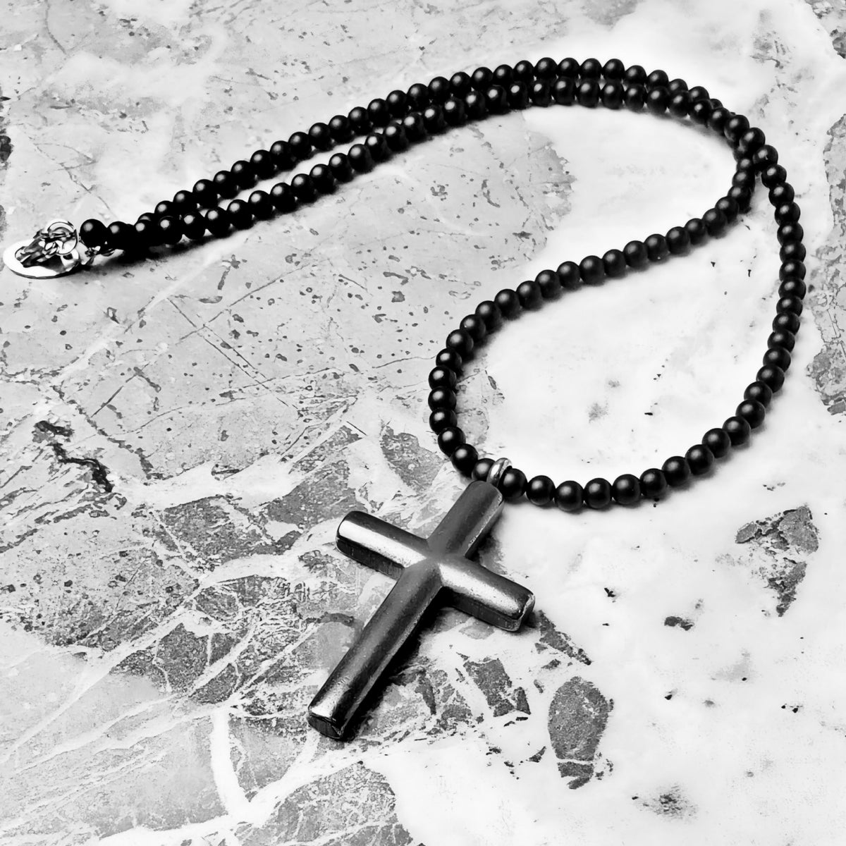 Collar con cruz rústica y piedra