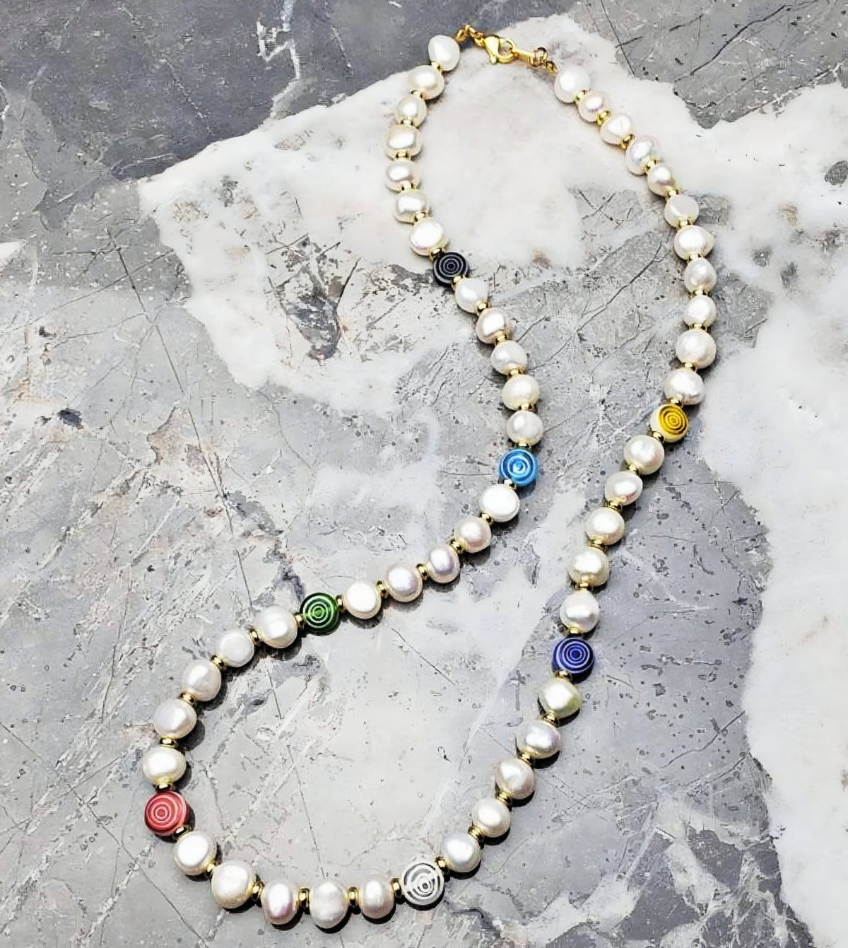 Collana con perle e occhio malvagio