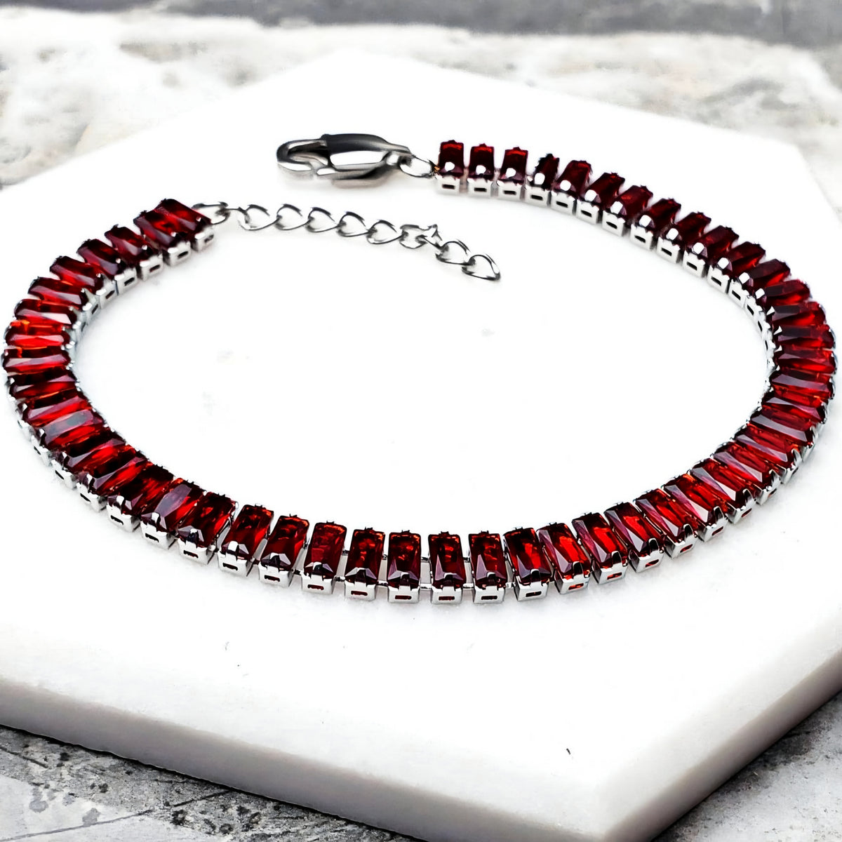 Bracciale tennis con granati taglio baguette
