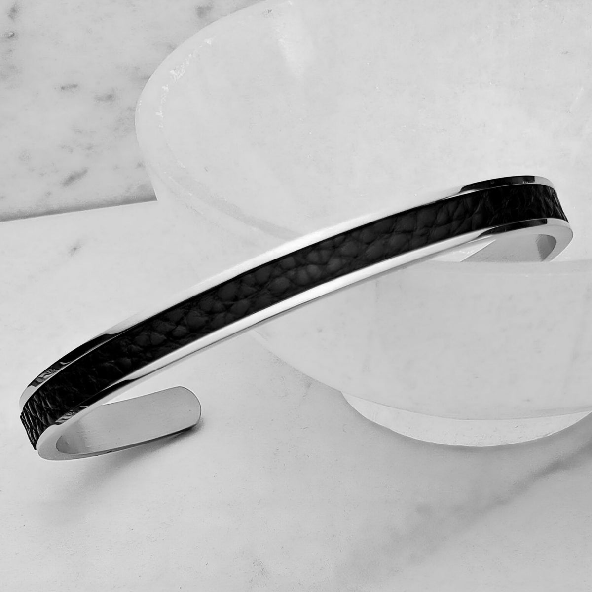 Bracciale rigido in argento e pelle nera