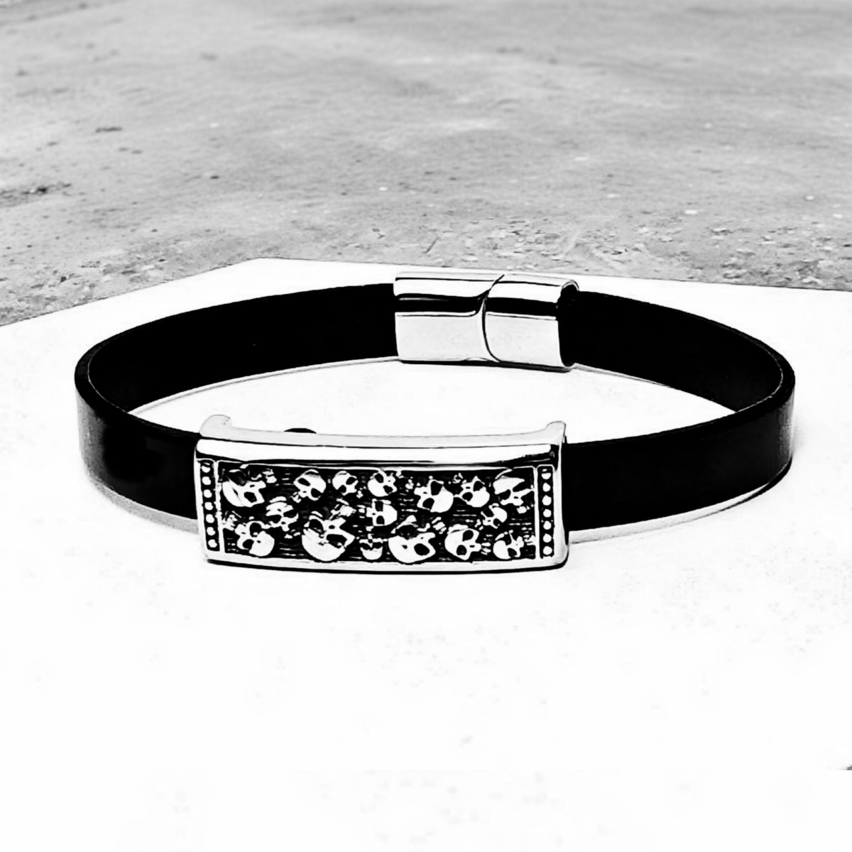 Bracciale con teschi e pelle