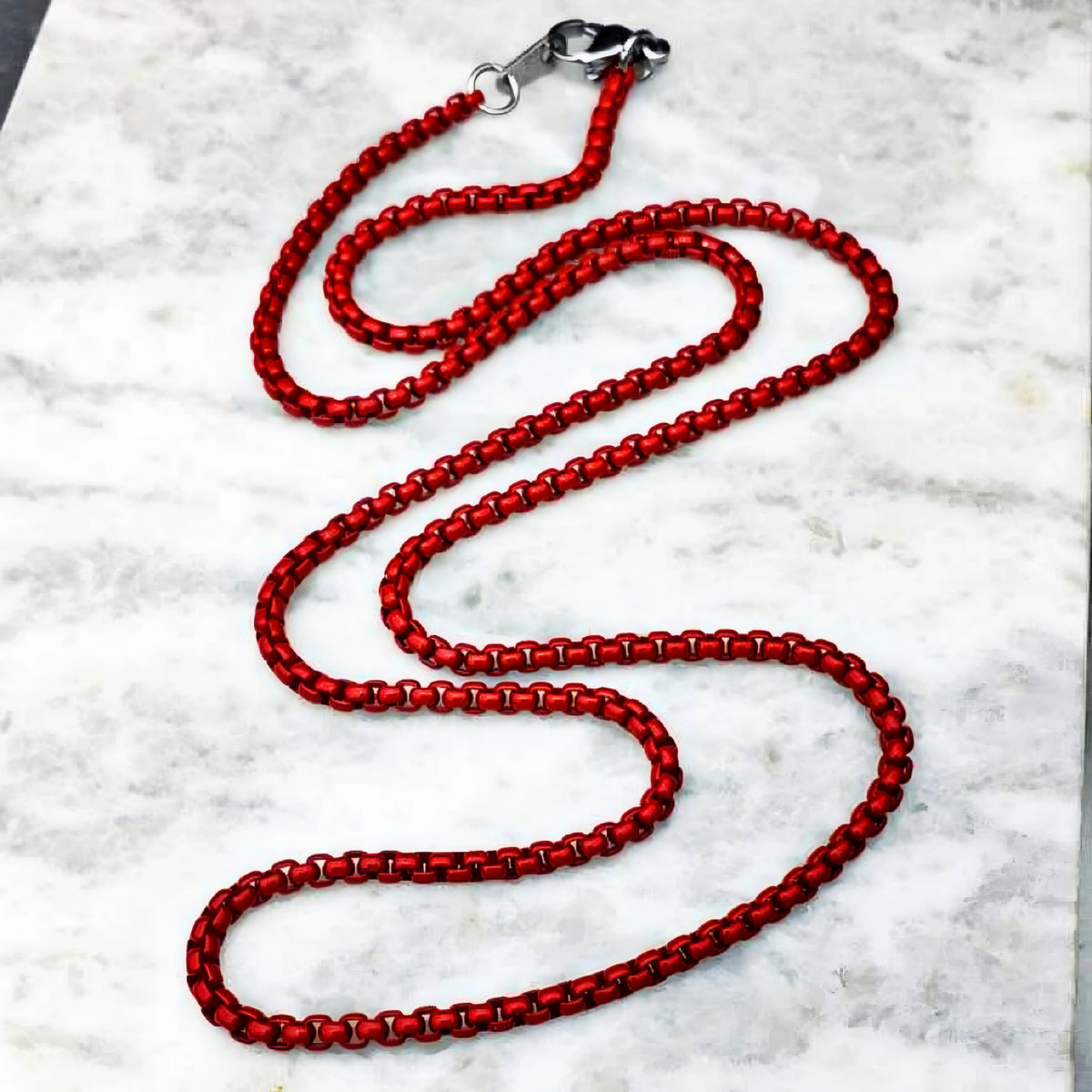 Collana con catena a maglie squadrate rossa