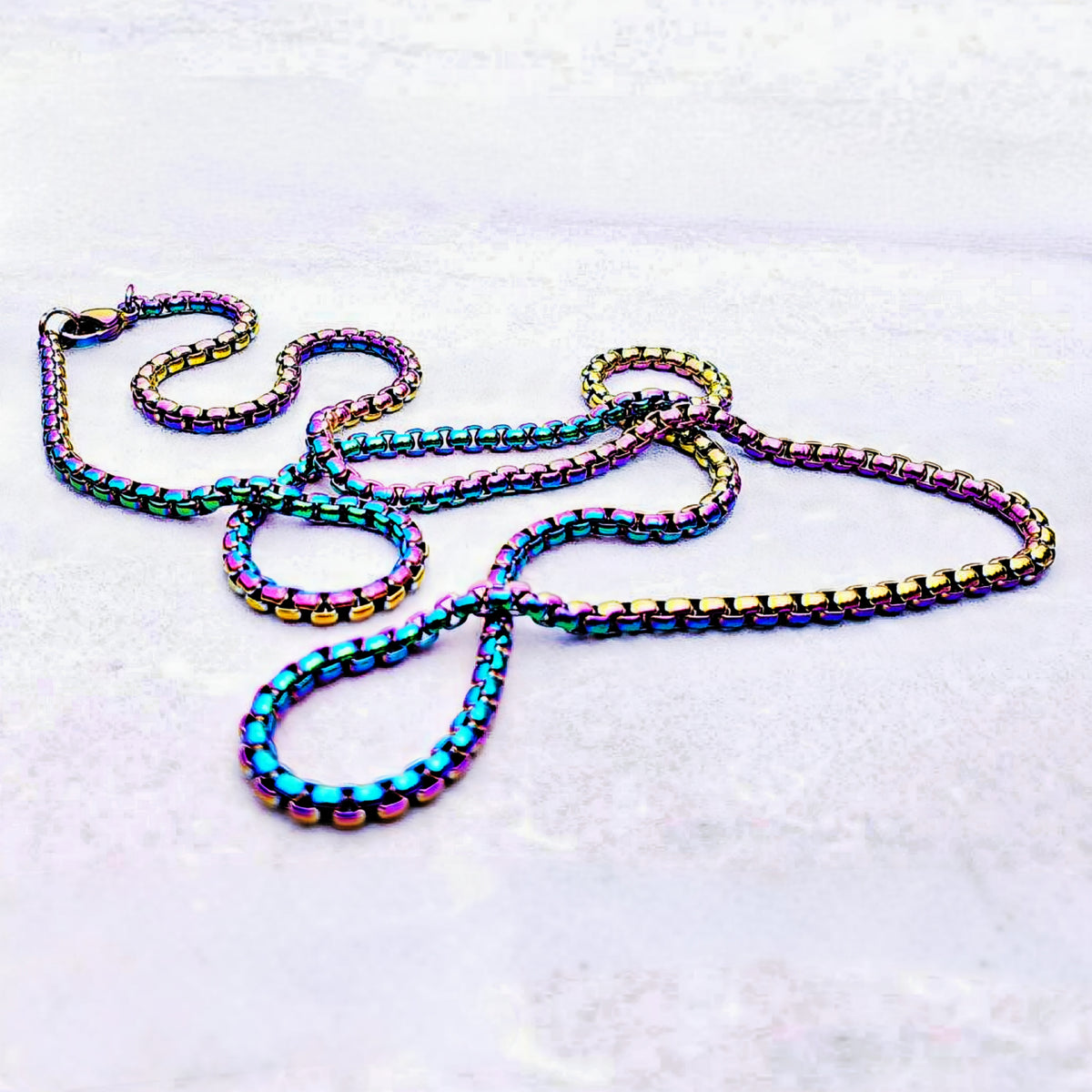Collana multicolore con catena a maglie squadrate