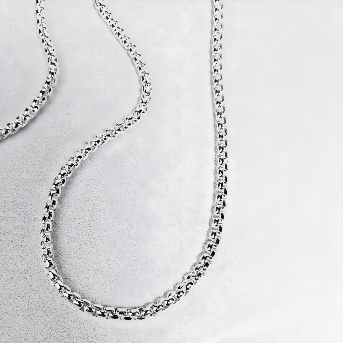 Collana con catena a maglie squadrate in platino