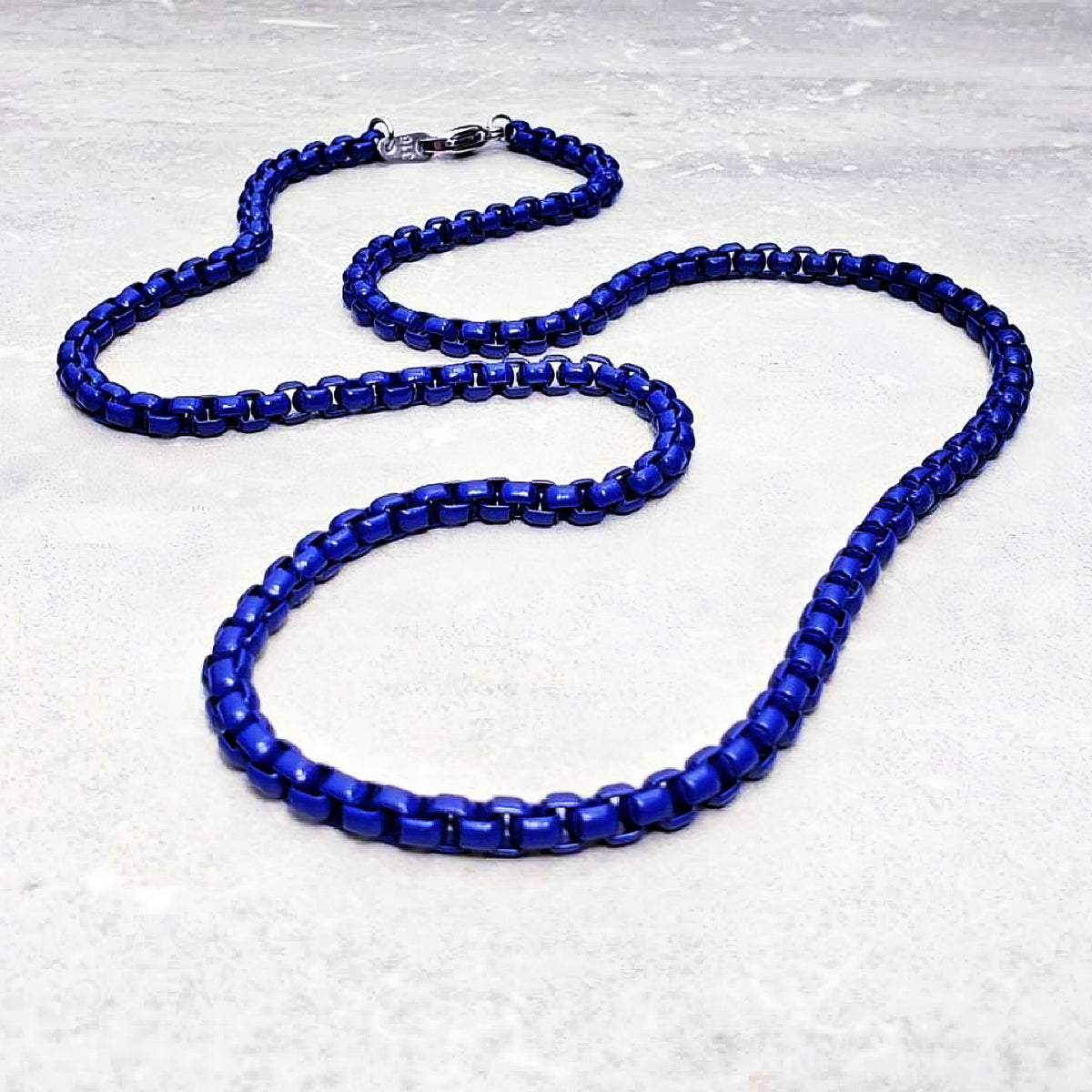 Collana con catena a maglie a scatola blu