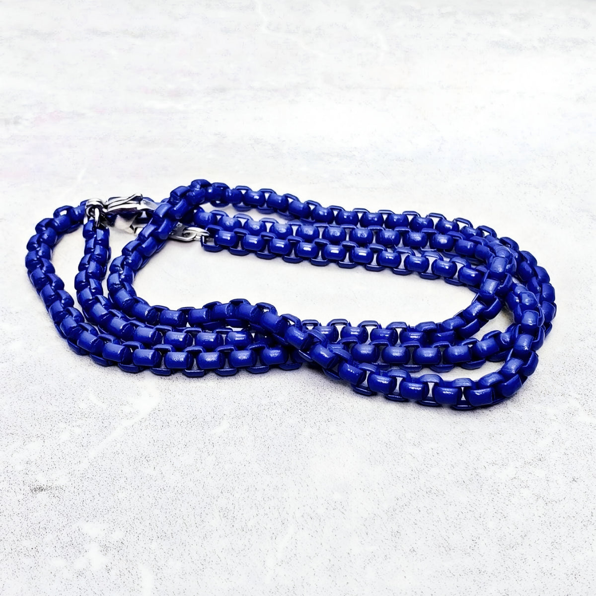 Collana con catena a maglie a scatola blu