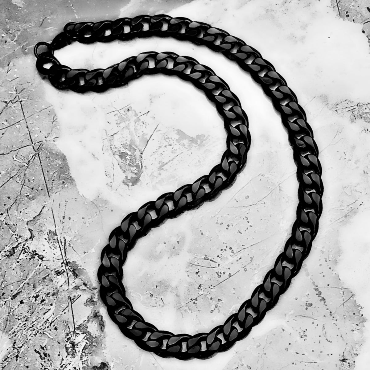 Collana con catena cubana nera