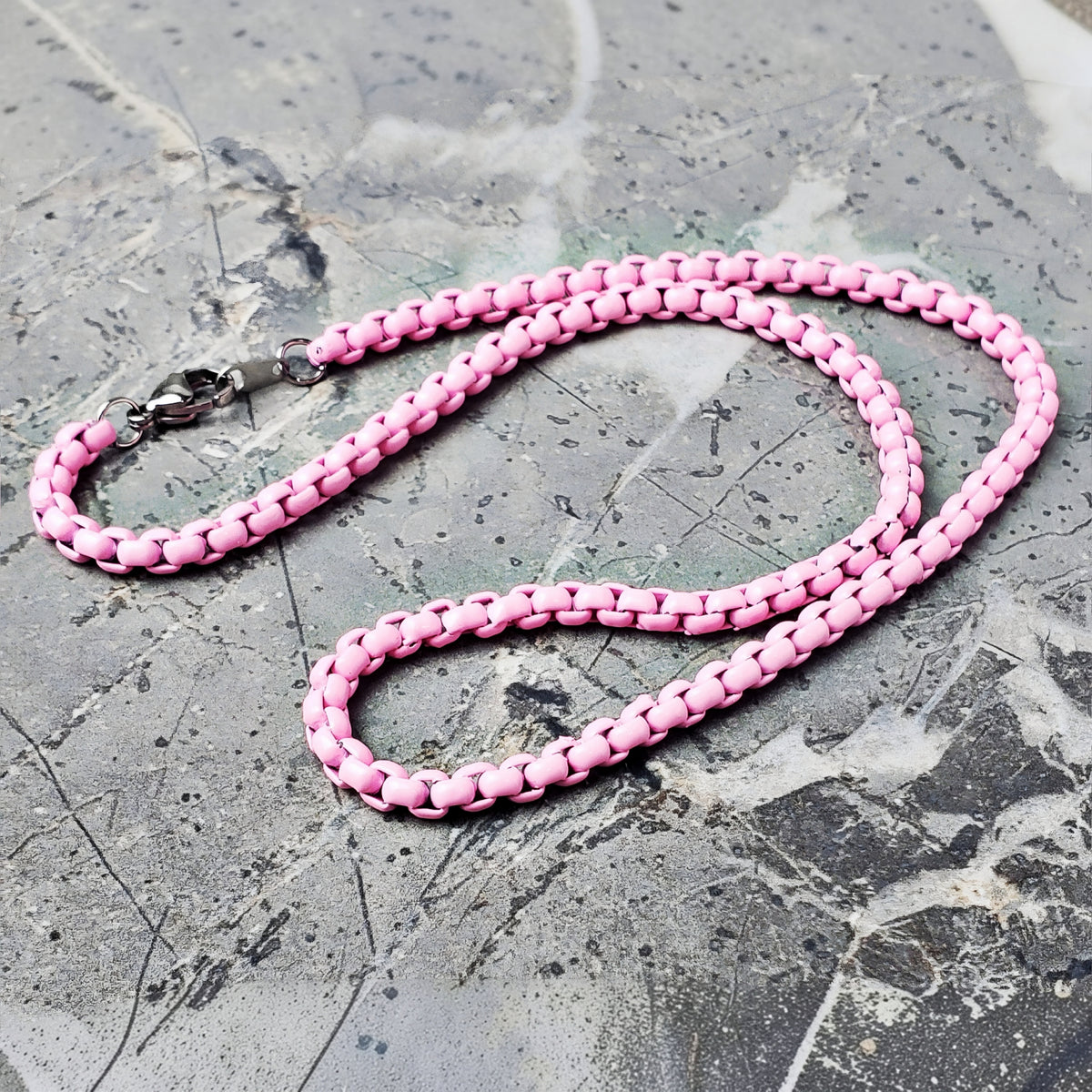 Collana con catena a scatola rosa