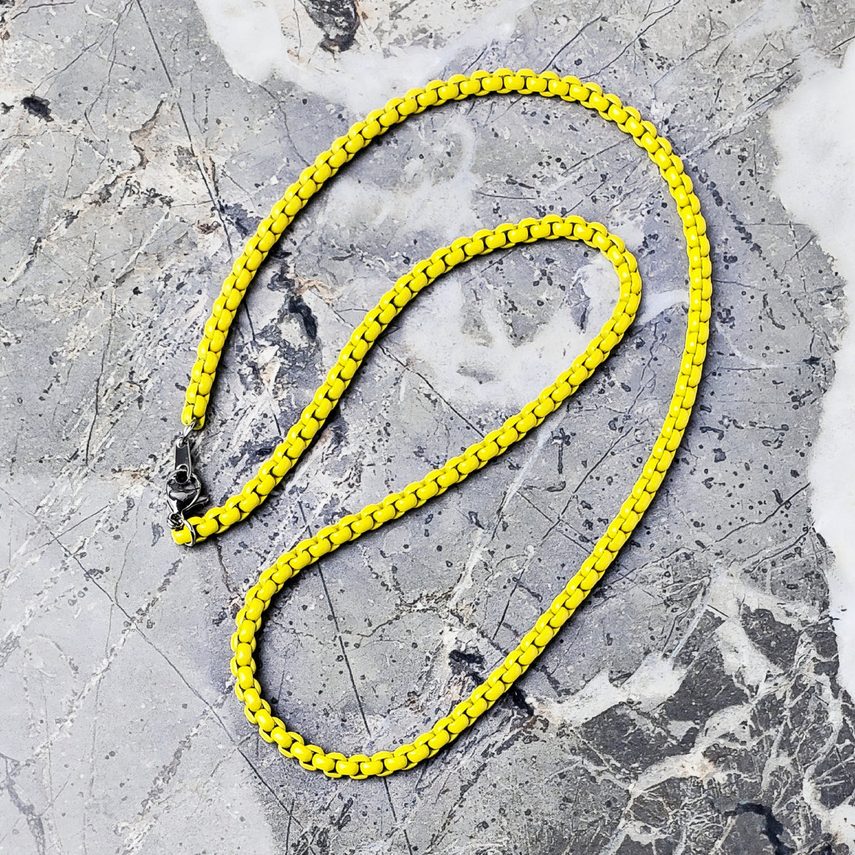 Collana a catena a maglie quadre gialla