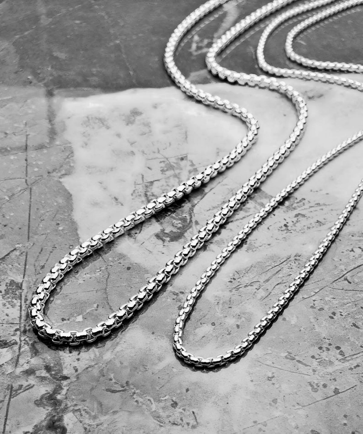Sottile catena a maglie quadrate in platino