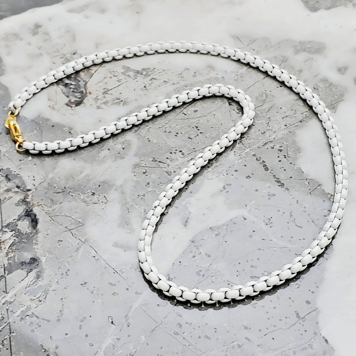 Collana con catena a scatola bianca