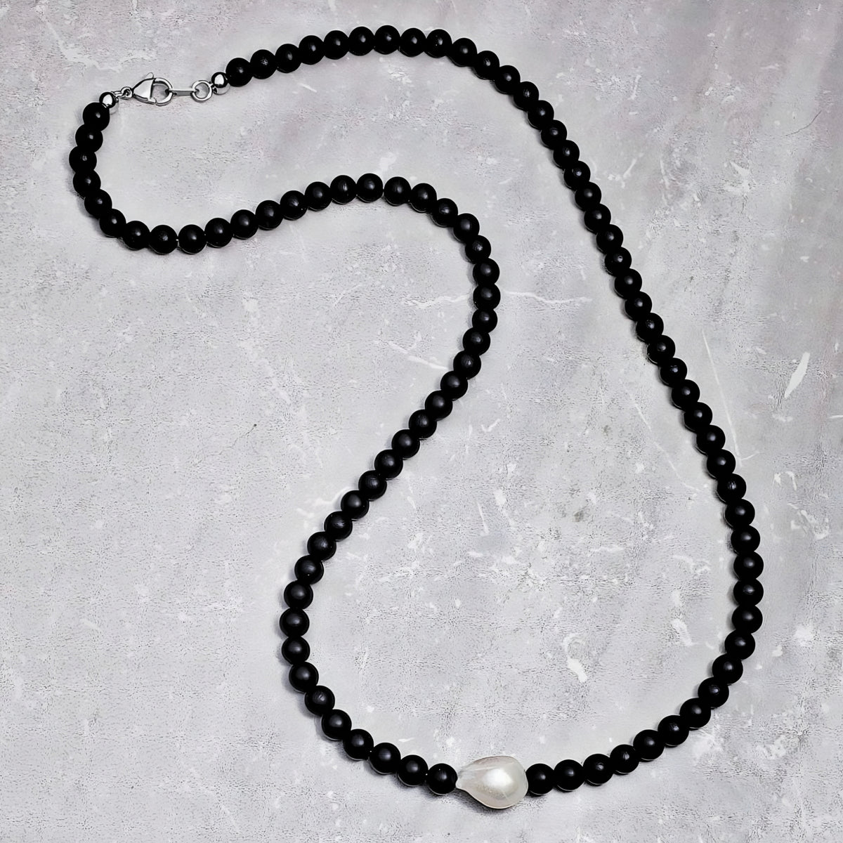 Collana con perla barocca e onice