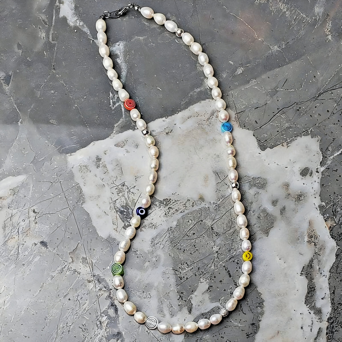 Collana con perle a forma di faccina sorridente