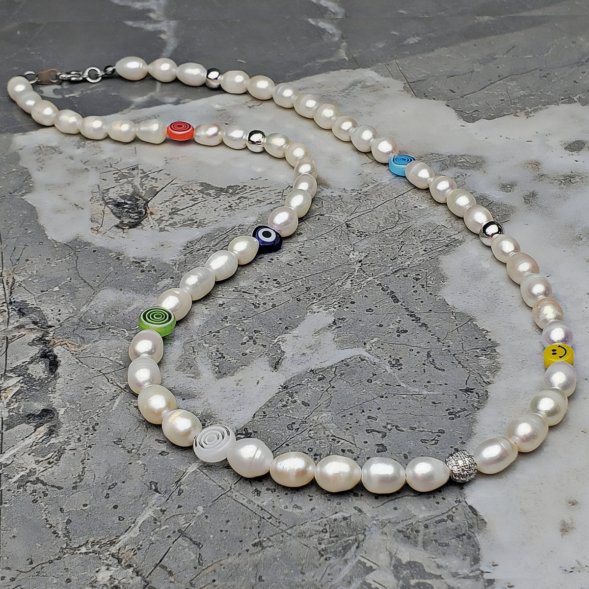 Collana con perle a forma di faccina sorridente