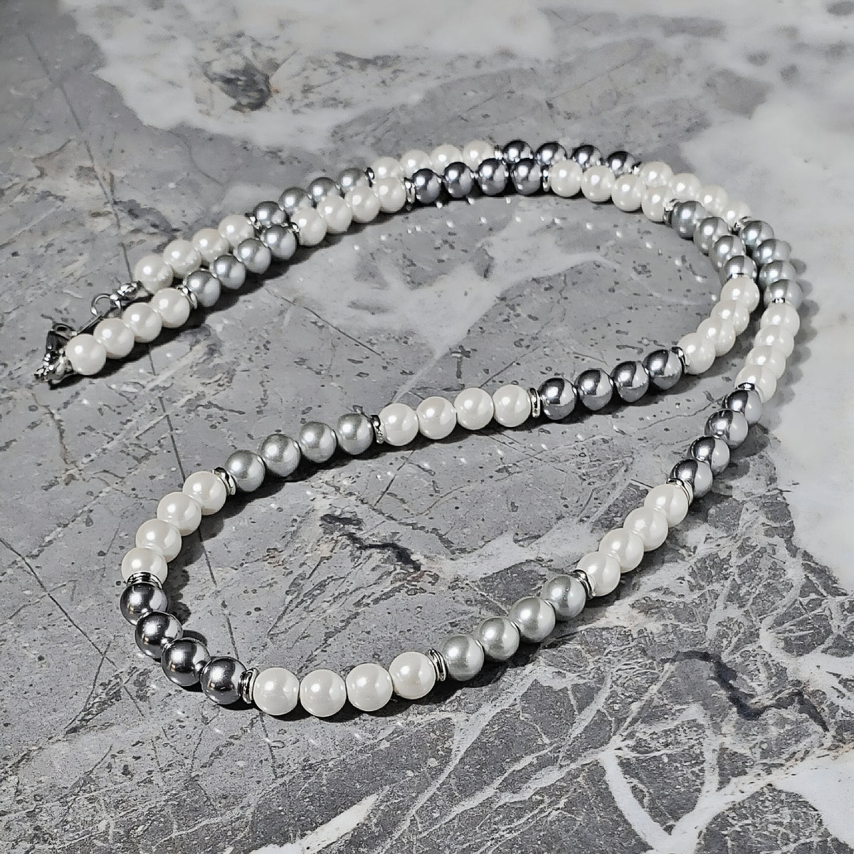 Collar de perlas plateadas degradadas
