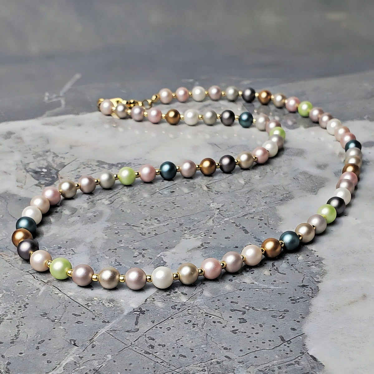 Collar dorado con perlas multicolor