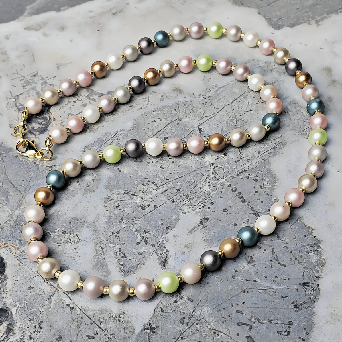 Collar dorado con perlas multicolor
