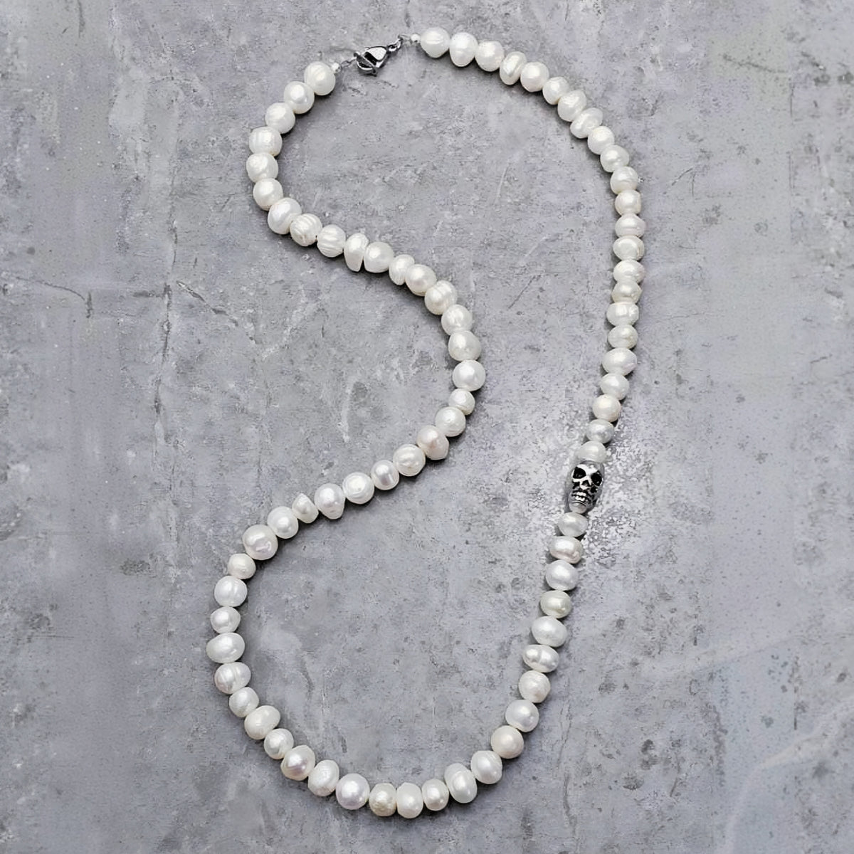 Collana con teschio e perle