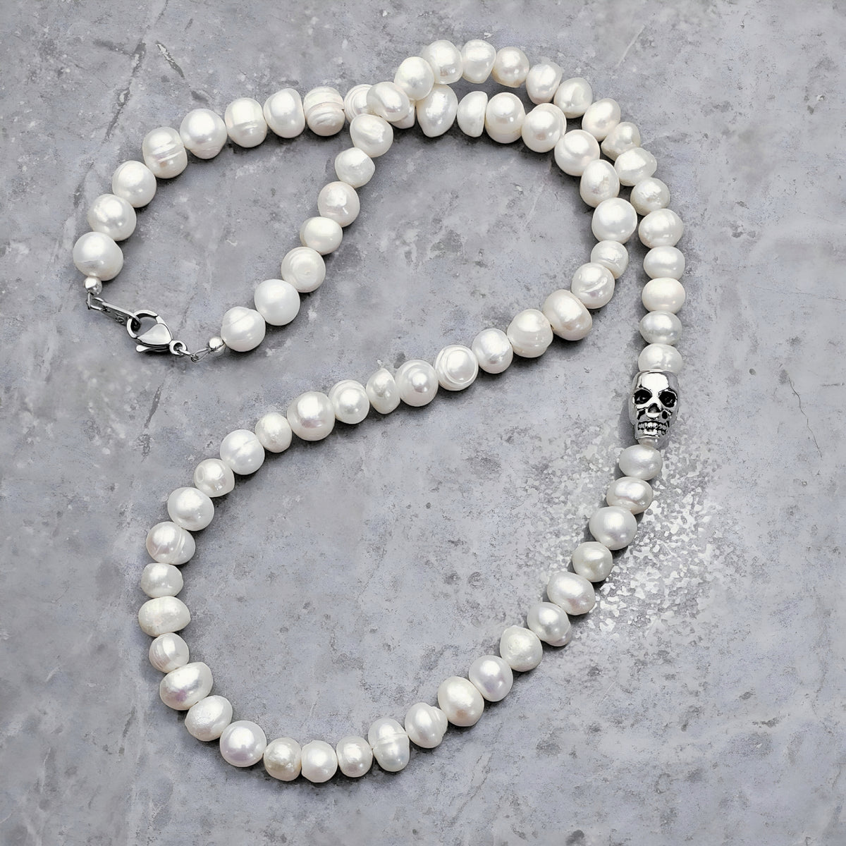Collana con teschio e perle