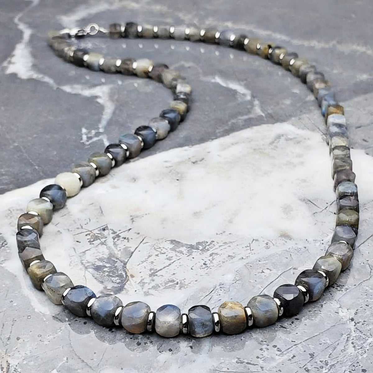Collar de piedras preciosas de labradorita y plata
