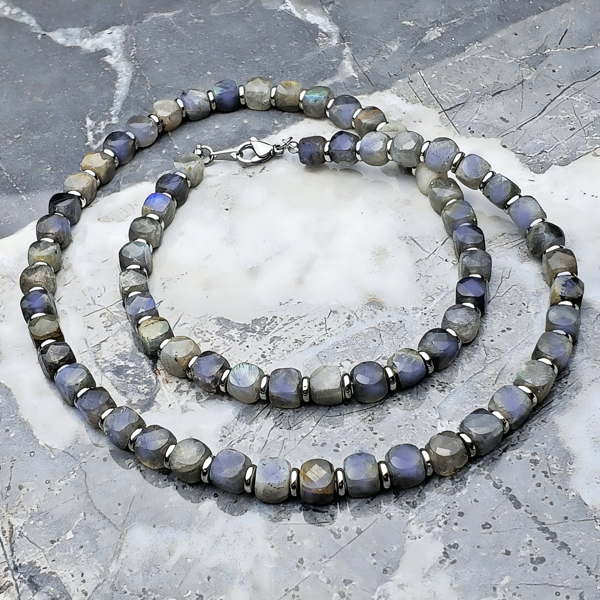 Collar de piedras preciosas de labradorita y plata